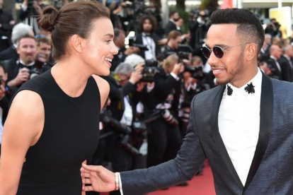Irina Shayk y Lewis Hamilton, en el Festival de Cannes.-AFP / ALBERTO PIZZOLI