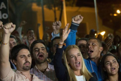 La mujer de Leopoldo López, en la manifestación en apoyo al líder opositor Leopoldo López, anoche.-FEDERICO PARRA / AFP