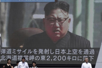 Una pantalla de televisión muestra a Kim Jong-un durante un noticiario sobre el lanzamiento del misil, este viernes 15 de septiembre, en Tokio.-AP / EUGENE HOSHIKO