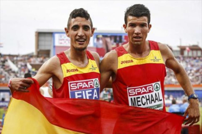 Mechaal, a la derecha, junto a Fifa tras la final de 5.000 del campeonato de Europa.-EL PERIÓDICO