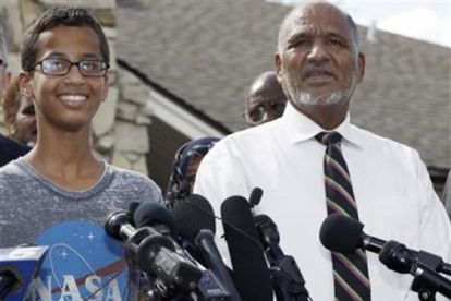 Ahmed Mohamed y su padre, Elhassan Mohamed, en la rueda de prensa que ofrecieron el miércoles delante de su casa.-