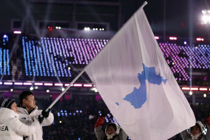 Las dos coreas desfilan bajo una misma bandera en la inauguración de los JJOO.-JAE C. HONG (AP)