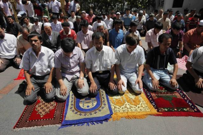 Hombres uigures rezan en una mesquita en Urumqi, en el oesta de la provincia china de Xinjiang.-EUGENE HOSHIKO / AP
