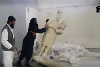 Miembros del Estado Islámico destruye estatuas de Níniveh en el museo de Mosul.-Foto: REUTERS
