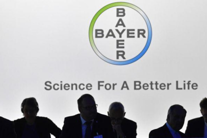 El consejo de administración de Bayer en Bonn, en abril del 2017.-MARTIN MEISSNER (AP)
