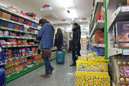 Consumidoras en un supermercado Condis de Barcelona.-ARCHIVO / Guillermo Moliner