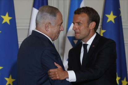 Netanyahu y Macron se saludan antes de atender a la prensa tras su encuentro en París-PHILIPPE WOJAZER (AP)