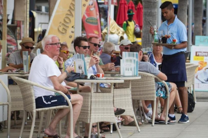 Un camarero atiende a unos turistas en una terraza de Palma de Mallorca.-AFP PHOTO / JAIME REINA