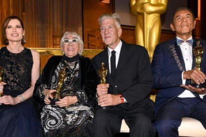 Geena Davis, Lina Wertmuller, David Lynch y Wes Studi, con sus Oscar, en la gala celebrada este domingo por la noche en Los Ángeles.-AFP
