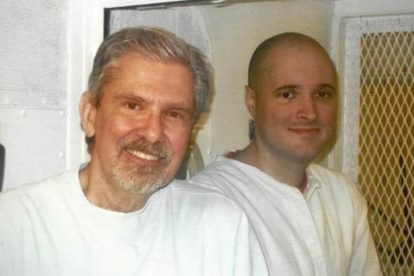 Kent Whitaker, a la izquierda, su hijo Bart durante una visita que le hizo a la cárcel.-/ FAMILY HANDOUT