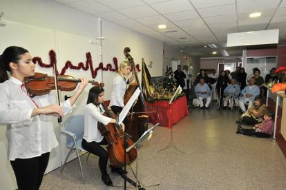 Las intérpretes ofrecieron piezas musicales en distintos puntos del hospital.-Valentín Guisande