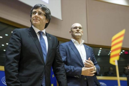 Puigdemont y el 'conseller' Romeva, en el Parlamento Europeo, el pasado enero.-EFE