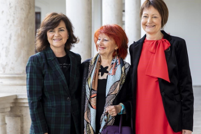 Carmen Calvo, con laa rectora de la Universitat de Valencia, Mavi Mestre, y la jurista Julia Sevilla, premiada con la medalla de la institución-MIGUEL LORENZO