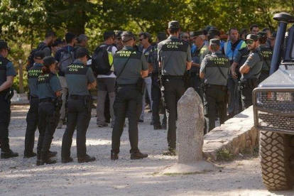 Reunión de un grupo de agentes de la Guardia Civil antes de iniciar la tarea de rastreo.-JOSÉ LUIS ROCA