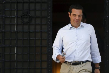 Tsipras sale de su residencia con destino a la reunión de Gobierno.-STOYAN NENOV / REUTERS