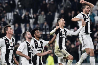 Los jugadores de la Juventus, con Cristiano en el centro, celebran la nueva victoria.-EL PERIÓDICO