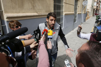 El jugador del Eldense, Guille Smitarello, a la salida de comisaría.-MANUEL LORENZO / EFE