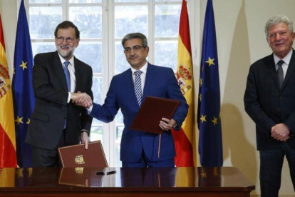 El presidente del Gobierno, Mariano Rajoy, el líder de Nueva Canarias, Román Rodríguez y el diputado Pedro Quevedo, durante la firma del acuerdo para aprobar los Presupuestos del 2017 en mayo.-