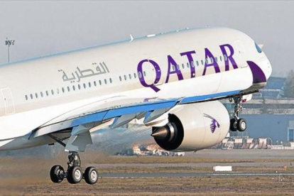 El nuevo A350 XWB de Qatar Airways despega desde la sede de Airbus en Francia el pasado diciembre.-EFE / STRINGER