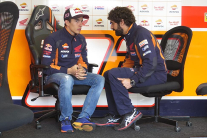 Marc Márquez, a la izquierda, dialoga con su técnico Santi Hernández-