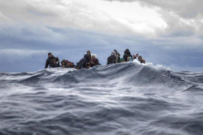 El grupo de migrantes rescatados por la oenegé Open Arms en el Mediterráneo Central.-SANTI PALACIOS (AP)