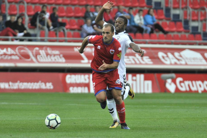 Unai Medina ha estado un mes en el dique seco tras la lesión que sufrió ante el Barça B.-Valentín Guisande