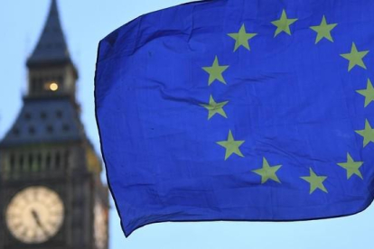 Una bandera europea junto al Big Ben, una de las torres del Parlamento británico, el miércoles, 23 de agosto.-AFP / JUSTIN TALLIS