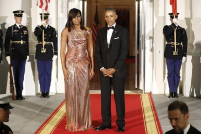 Barack Obama y su mujer, Michelle, posan minutos antes de celebrarse la última cena de Estado con el primer ministro italiano, Matteo Renzi y su esposa.-AP / PABLO MARTÍNEZ MONSIVAIS