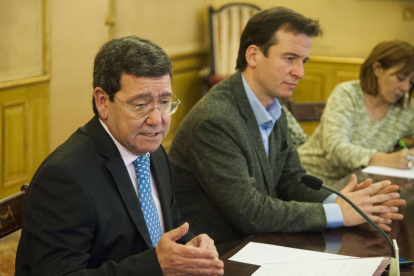 El presidente de la Diputación de Burgos, César Rico, acompañado por el portavoz, Borja Suárez, hace un balance de las actuaciones de 2014-Ical
