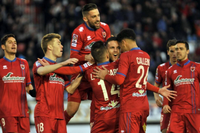 Los jugadores del Numancia celebran uno de los tres goles que sirvieron para superar al colista.-Diego Mayor