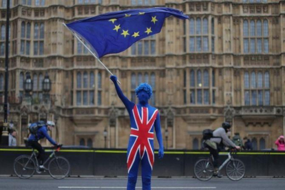 Un ciudadano británico contrario al brexit enarbola una bandera de la UE en Londres.-DANIEL LEAL-OLIVAS (AFP)
