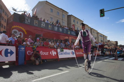 Festival internacional de circo 'Cir&co' que se celebra en Ávila. En la foto, un momento de la actuación de Nebur Frick, circo acrobático en bicicleta, en la línea de meta de la 19ª Vuelta Ciclista a España-Ical