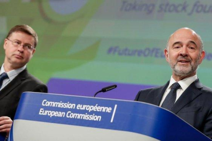 Dombroivskis (izquierda) y el comisario de Asuntos Económicos, Pierre Moscovici.-