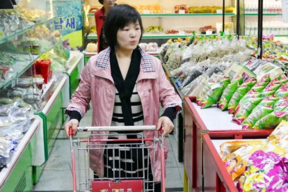 Una joven en el supermercado Pothonggang de Pyongyang.-ADRIÁN FONCILLAS