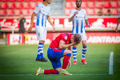 Mario Barco se lamenta durante el partido del pasado domingo entre el Numancia y el Alcoyano en Soria. MARIO TEJEDOR