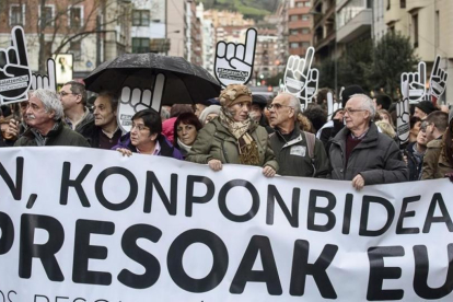 Manifestación en Bilbao contra la dispersión de los presos de ETA.-EFE / JAVIER ZORRILLA