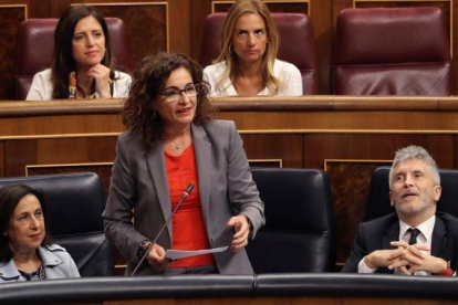 La ministra de Hacienda, María Jesús Montero, en la sesión de congrol del Congreso de los Diputados.-EFE / BALLESTEROS