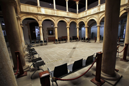 Patio del Palacio de Justicia habilitado como sala de espera. - Mario Tejedor