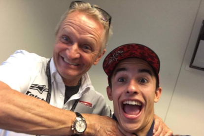Kevin Schwantz simula estrangular a Marc Márquez por superarle en victorias en MotoGP.-TWITTER