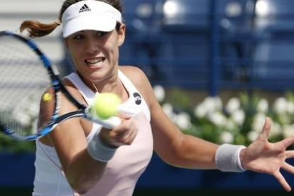 Garbiñe Muguruza devuelve la bola a la polaca Agnieszka Radwanska.-Foto: REUTERS / AHMED JADALLAH