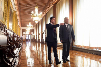 Peña Nieto acompaña a López Obrador por el palacio presidencial. /-AP