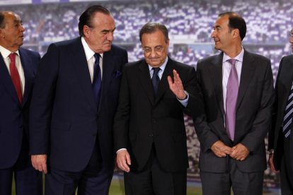 Fernández de Blas, a la derecha, junto al presidente del Madrid, Florentino Pérez, y Fernando Fernández Tapia, en una imagen de archivo.-DAVID CASTRO