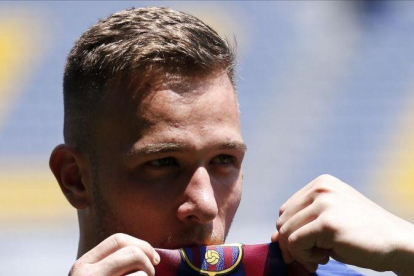 Arthur, en su presentación como nuevo jugador del Barça el pasado 12 de julio.-PAU BARRENA (AFP)