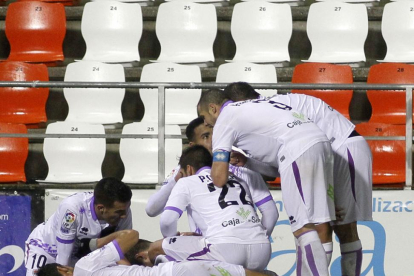Los jugadores del Numancia se abrazan para celebrar el gol de Pablo Valcarce que daba el triunfo en Lugo.-Área 11