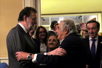 Rajoy saluda al expresidente de Uruguay José Mujica, este martes en Montevideo.-EFE