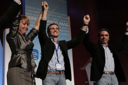 Casado, junto a Aznar y Aguirre en una foto de finales del 2008.-DAVID CASTRO
