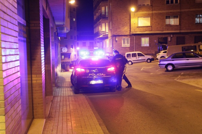 Una patrulla de la Policía Nacional en una calle de Soria. LUIS ÁNGEL TEJEDOR