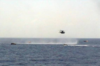 Un helicóptero rescata a los inmigrantes encontrados este jueves en el Canal de Sicilia.-Foto: EFE