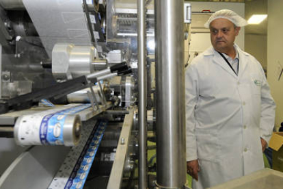 Antonio Esteban en una de las líneas de producción de su fábrica de Garray. / ÁLVARO MARTÍNEZ-