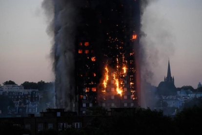 Las llamas y el humo en la torre en Latimer Road, al oeste de Londres.-EFE